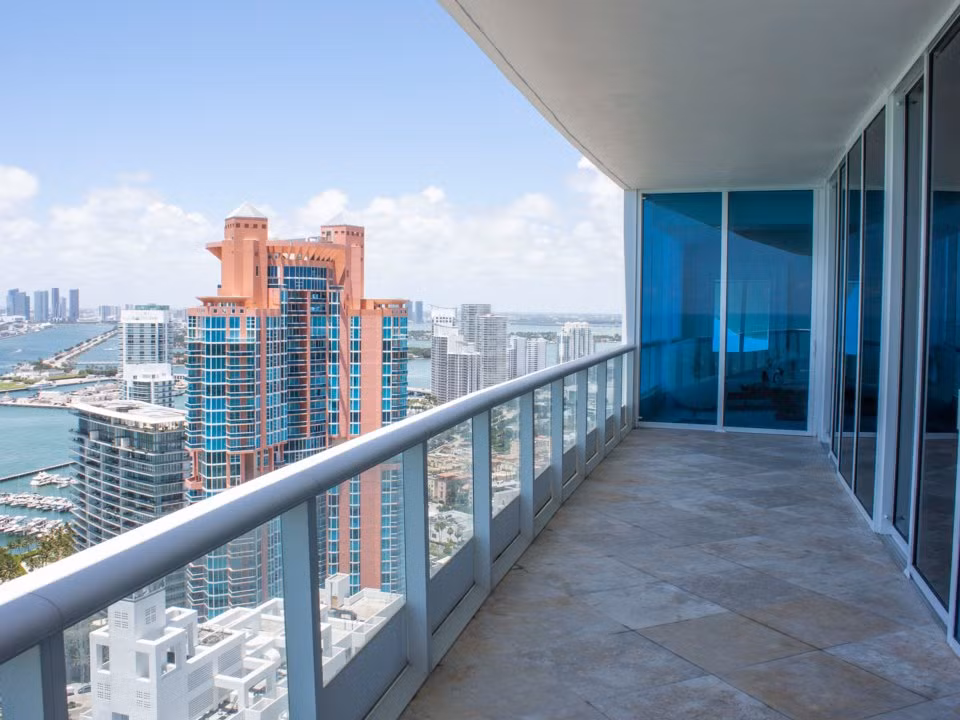 Sân thượng riêng nhìn toàn cảnh thành phố Miami và bãi biển phía Nam.