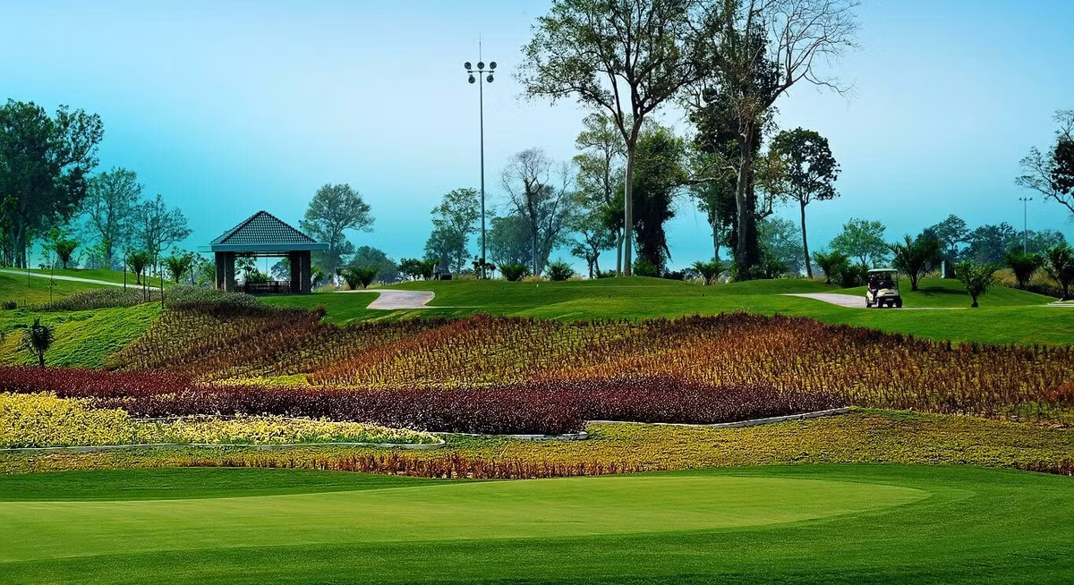 Chủ tịch Hội đồng quản trị Công ty cổ phần Golf Trường An là ông Trần Văn Dĩnh. Thông tin trên Nhadautu, ngoài chức vụ Chủ tịch HĐQT, ông Trần Văn Dĩnh còn là Giám đốc Công ty Cổ phần Đầu tư Phát triển Trường An - một trong những công ty đang đầu tư lớn vào lĩnh vực xây dựng sân Golf và khu nghỉ dưỡng. Ảnh: Golfdy