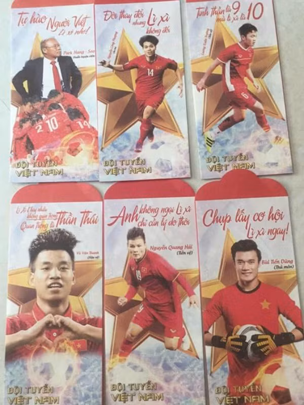 Lì xì in hình đội tuyển Việt Nam trở thành sản phẩm cực đắt hàng trong dịp Tết Kỷ Hợi 2019. Ảnh: Facebook.