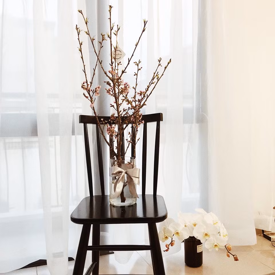 Anh đào Sakura cành mập, bông nhiều, nên khá dễ để kết hợp chọn bình cũng như cắm hoa. Ảnh: Fancy Florist.
