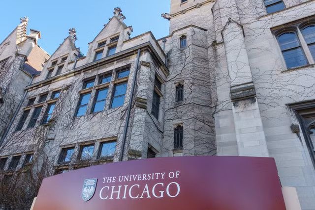Đại học Chicago được Hội Giáo dục Baptist Hoa Kỳ thành lập vào năm 1890 với khoản tiền hiến tặng từ tỉ phú đầu lửa John D. Rockefeller. Tổng số cựu sinh viên siêu giàu của trường ước tính 2.405 với khối tài sản 707 tỷ USD. Nguồn ảnh: Getty Image