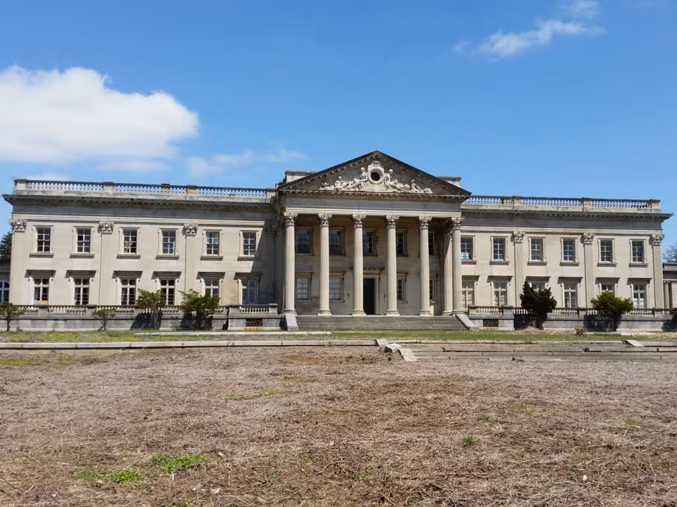 Lynnewood là cung điện thời kỳ Gilded Age tọa lạc ở Philadelphia (Mỹ). Được thiết kế vào cuối những năm 1890, cung điện có 110 phòng theo phong cách kiến trúc tân cổ điển. Uớc tính chi phí xây dựng Lynnewood tương đương 200 triệu USD ngày nay.