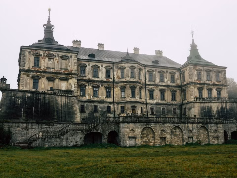 Lâu đài Pidhirtsi được xây dựng vào khoảng thời gian 1635-1640 ở vùng Lviv (Ukraine). Mang vẻ lộng lẫy, xa hoa trong nhiều năm, song nơi đây bị bỏ hoang và xuống cấp vào cuối Thế chiến II.