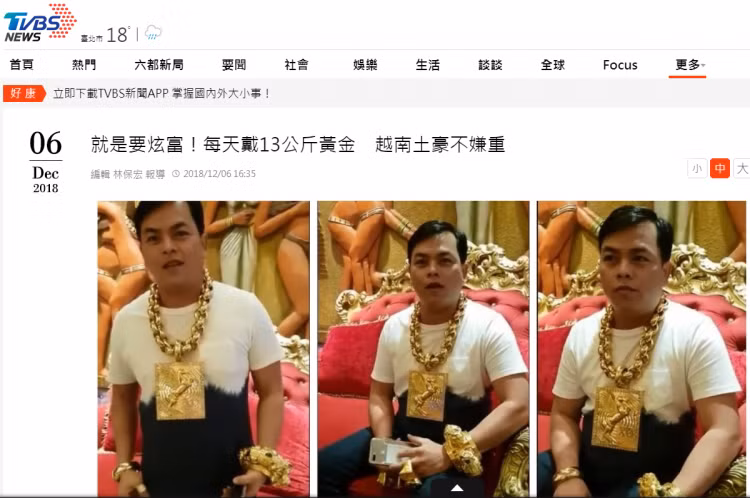 Sở thích đeo chuỗi trang sức vàng "khủng" trên người cũng khiến anh Phúc "nổi như cồn" trên các báo nước ngoài. Ảnh: Saostar.