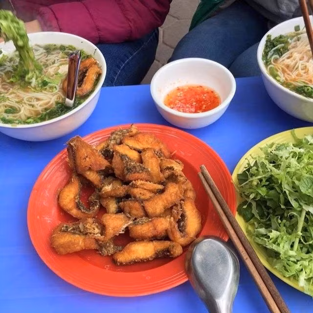 Cứ tầm 11 giờ trưa là cả hàng dài người đứng chờ để được thưởng thức. Có người thậm chí phải chờ đến cả tiếng đồng hồ mới đến lượt.