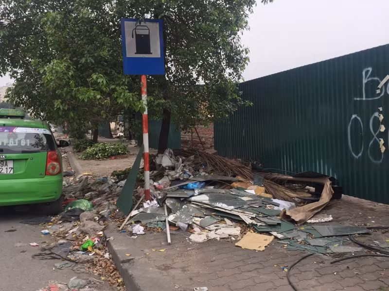 Rác thải vứt bừa bãi, tràn lan trên nhiều tuyến đường, vỉa hè. Ảnh: Baoxaydung. Video: Chế tạo máy bay không người lái từ rác thải. Nguồn: VTC14.