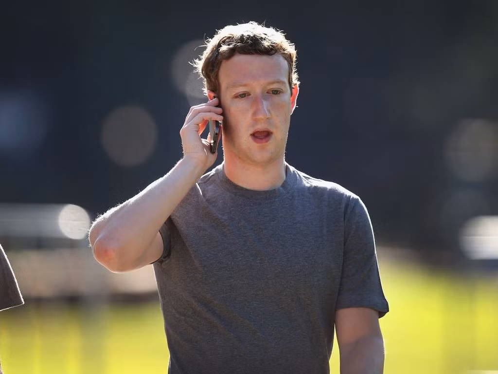 Là ông trùm công nghệ giàu có nhất thế giới, tỷ phú Mark Zuckerberg và vợ Priscilla vẫn duy trì lối sống giản dị. Zuckerberg thường chỉ mặc áo phông, áo hoodie và quần jeans đơn giản. Ảnh: CNBC.
