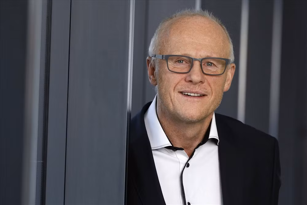 Doanh nhân người Anh John Caudwell, đồng sáng lập nhà bán lẻ điện thoại di động Phones 4u vẫn giữ cho mình thói quen từ trước như tự cắt tóc cho mình, không mua các loại rượu đắt tiền...Ảnh: Quora.