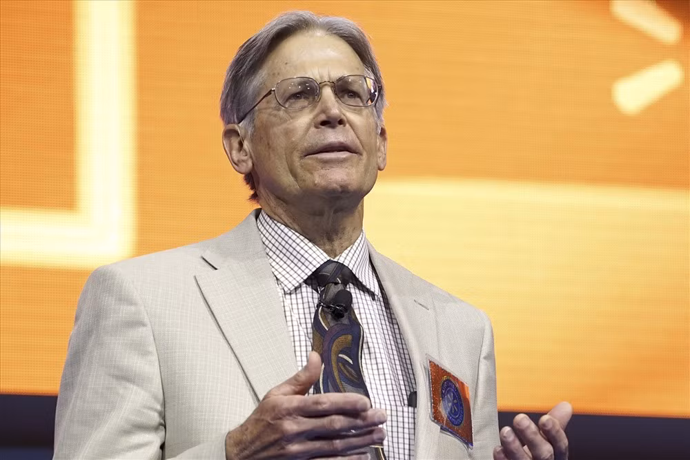 Là thành viên của gia đình giàu có nhất nước Mỹ, Jim Walton vẫn làm việc ở tầng trên của một tòa nhà được xây bằng gạch cũ. Jim Walton còn sử dụng một chiếc xe bán tải Dodge Dakota đã hơn 15 tuổi. Ảnh: CNBC.