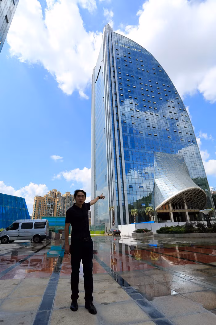 Do chi phí vận hành đắt đỏ nên công trình thác nước chỉ vận hành vào những ngày lễ tết đặc biệt của thành phố. Nguồn ảnh: Boredpanda.