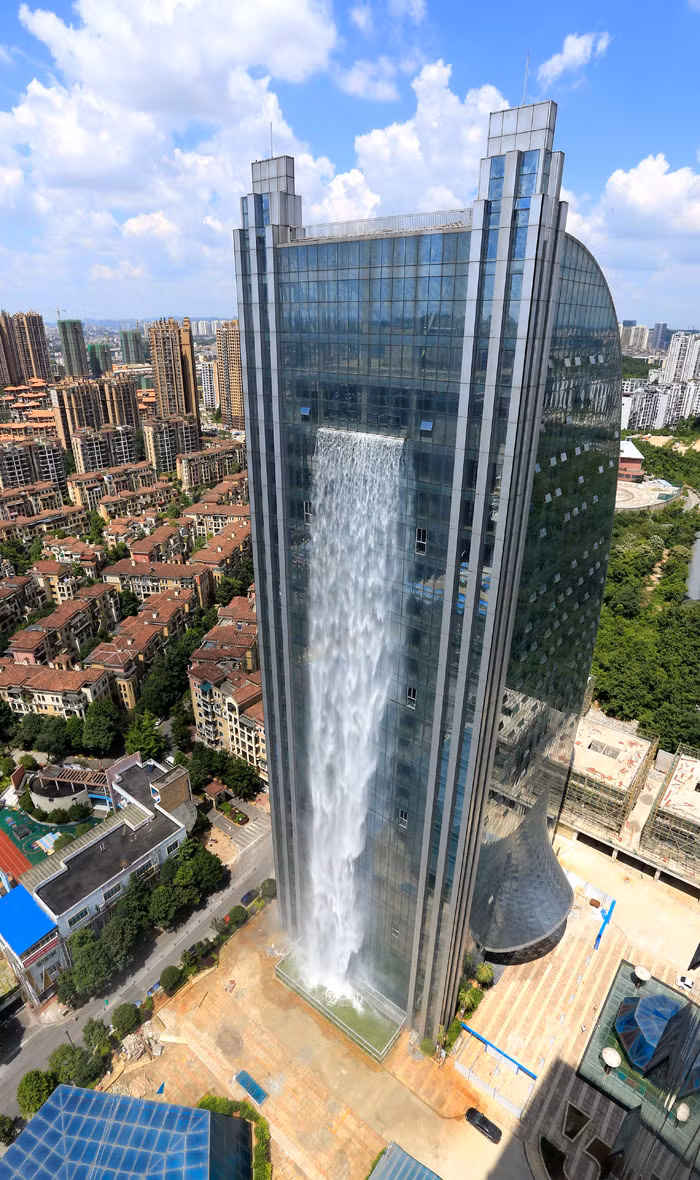 Một số người phản ứng tiêu cực với thiết kế này bởi họ cho rằng đó là điều vô cùng lãng phí.