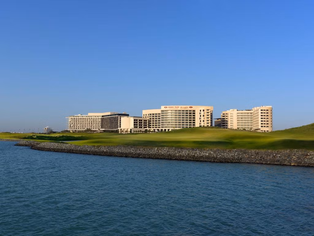Khách sạn Crowne Plaza Yas Island nằm dọc theo sân gôn Links Championship Golf Course trên Đảo Yas, tại thành phố Abu Dhabi (UAE).