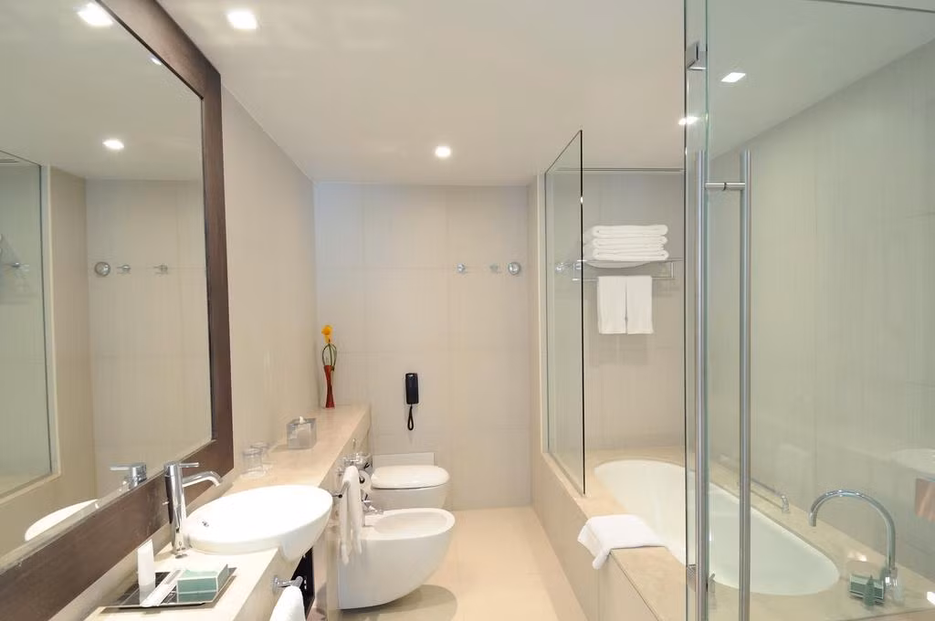 Phòng tắm sang trọng với gam màu trắng. Nguồn ảnh: Booking.