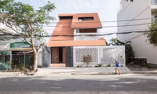 Tọa lạc tại xã Phước Kiển (huyện Nhà Bè, TP HCM), ngôi nhà mái ngói giản dị được thiết kế dành cho gia đình ba thế hệ cùng sinh sống trong một thời gian dài.
