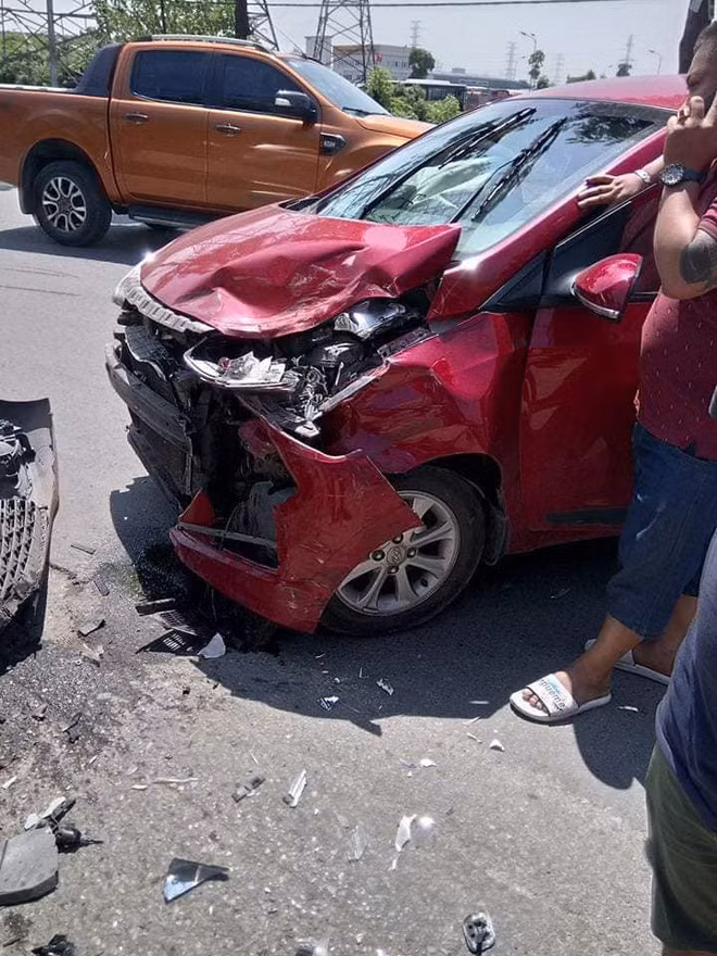 Tại hiện trường vụ tai nạn, phần đầu của xe Huyndai bị bẹp rúm, biến dạng, đầu xe 7 chỗ cũng bị móp. Tài xế ngồi trong xe Huyndai đã tử vong.