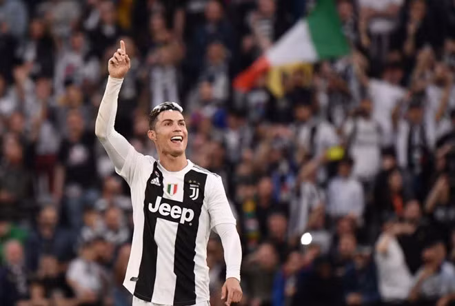 2 mùa giải trước đó, Juventus chỉ giành chức vô địch với khoảng cách 4 điểm so với đội thứ 2. Mùa này với Cristiano Ronaldo, "Lão phu nhân" đăng quang Serie A đầy ngoạn mục trước 5 vòng đấu cùng khoảng cách 20 điểm so với đối thủ đứng thứ 2.