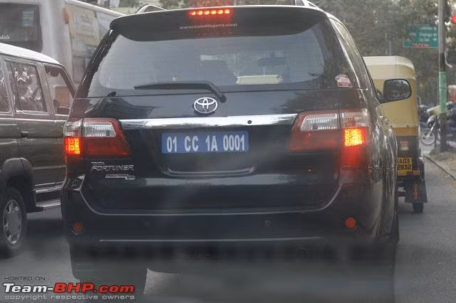 Thế nhưng, một vài tài xế ranh mãnh đã nghĩ ra chiêu trò đánh lừa camera chính phủ bằng cách thuê người che biển số. Và rồi, đây chính là một trong những ngành nghề phát triển bậc nhất ở Ấn Độ.