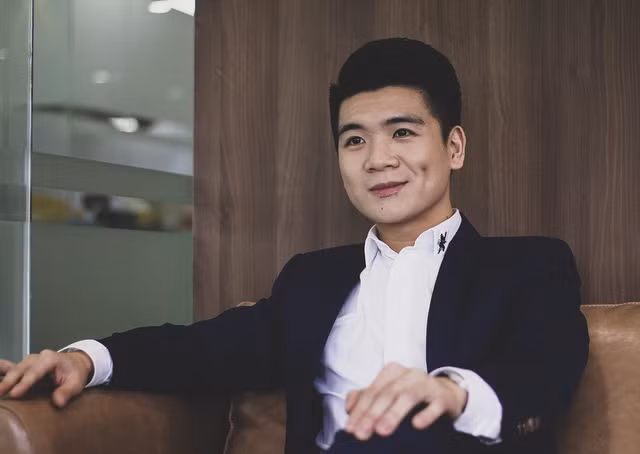 Sau khi có bằng Thạc sỹ ngành Tài chính - Ngân hàng ở Anh, chàng thiếu gia nhà bầu Hiển tiếp tục đi tu nghiệp, làm việc ở một ngân hàng tại Singapore.