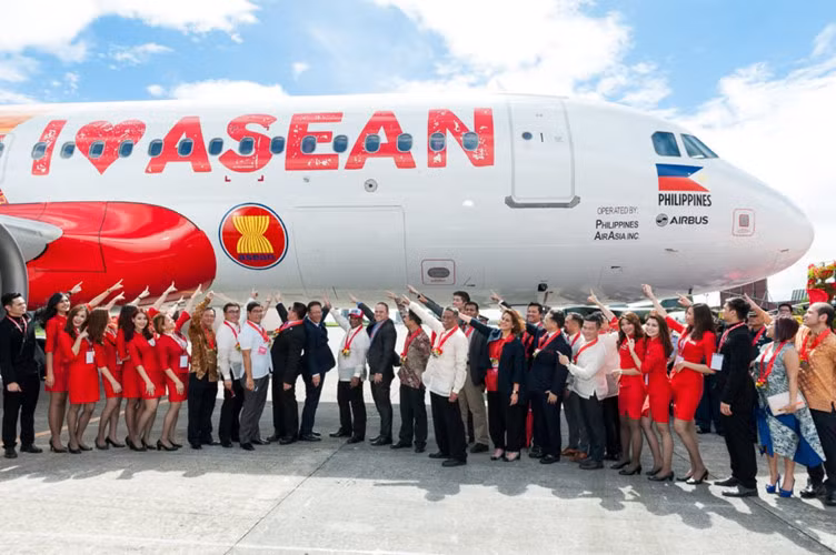 AirAsia mở chuyến bay quốc tế đầu tiên tới Bangkok (Thái Lan) năm 2003. Singapore và Indonesia trở thành những điểm đến tiếp theo.