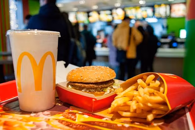 McDonald's là một tập đoàn kinh doanh hệ thống nhà hàng thức ăn nhanh với khoảng 36.000 nhà hàng tại 119 quốc gia phục vụ 43 triệu lượt khách mỗi ngày dưới thương hiệu riêng của mình. Nguồn ảnh: Forbes.