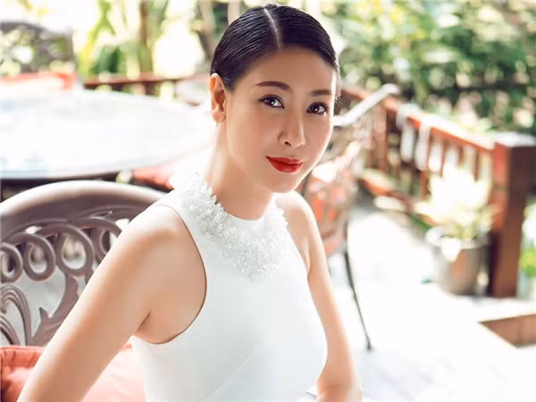 Người đẹp dường như sở hữu nhạy cảm đặc biệt với công việc xây và trang trí nhà cửa. Khi hoàn tất, cô ướm được giá là bán ngay. Nghe ở đâu có đất đẹp, hoa hậu lại chạy đến, cân nhắc, suy tính đầu tư từng chút.