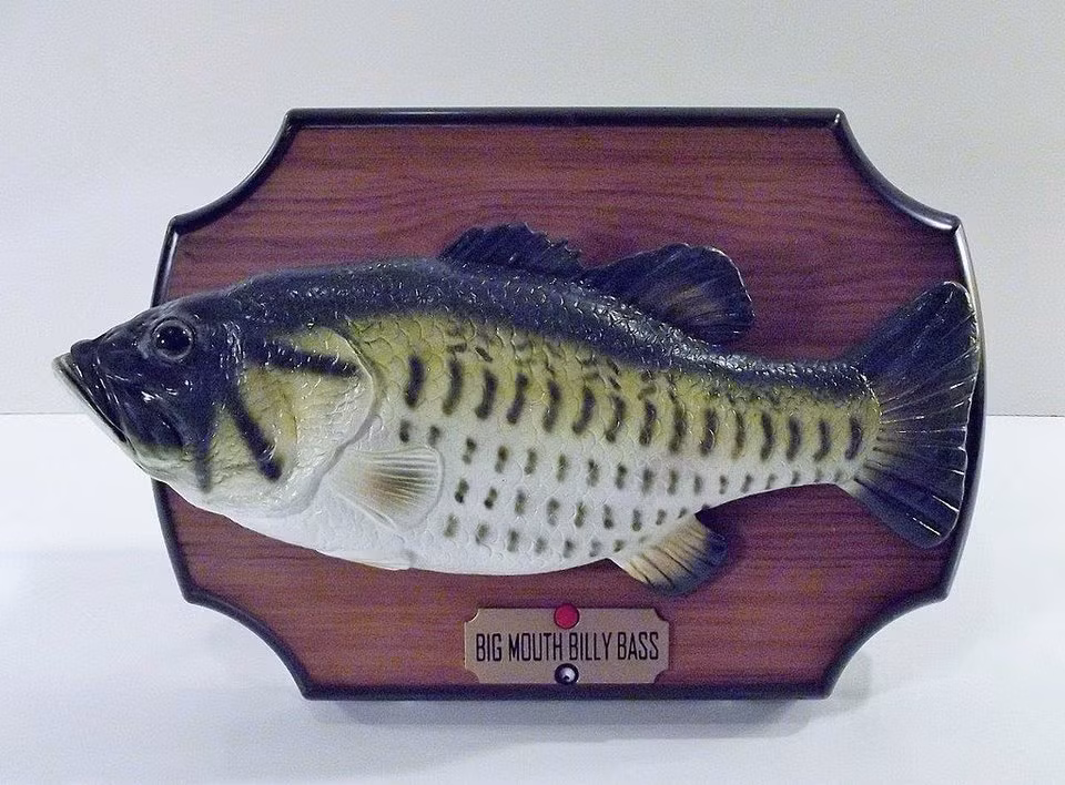 Big Mouth Billy Bass là một loại cá biết nói nổi tiếng được treo trong nhà để xe và phòng khách. Nó được Gemmy Industries tạo ra vào năm 2000.