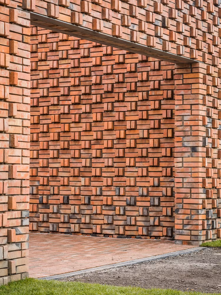 Không xây theo cách thông thường, ngôi nhà gạch đỏ tạo nên một bức tường thật sự năng động.
