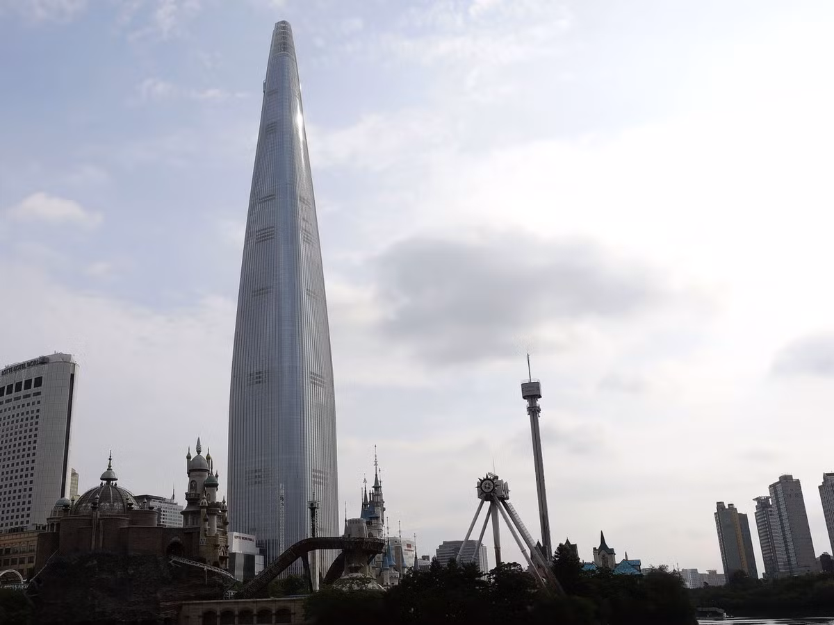 Lotte World Tower là một siêu cao ốc 123 tầng, cao 556 m ở Seoul, Hàn Quốc. Công trình lấy ý tưởng thiết kế là hình nón thon dài, uốn nhẹ hai bên.