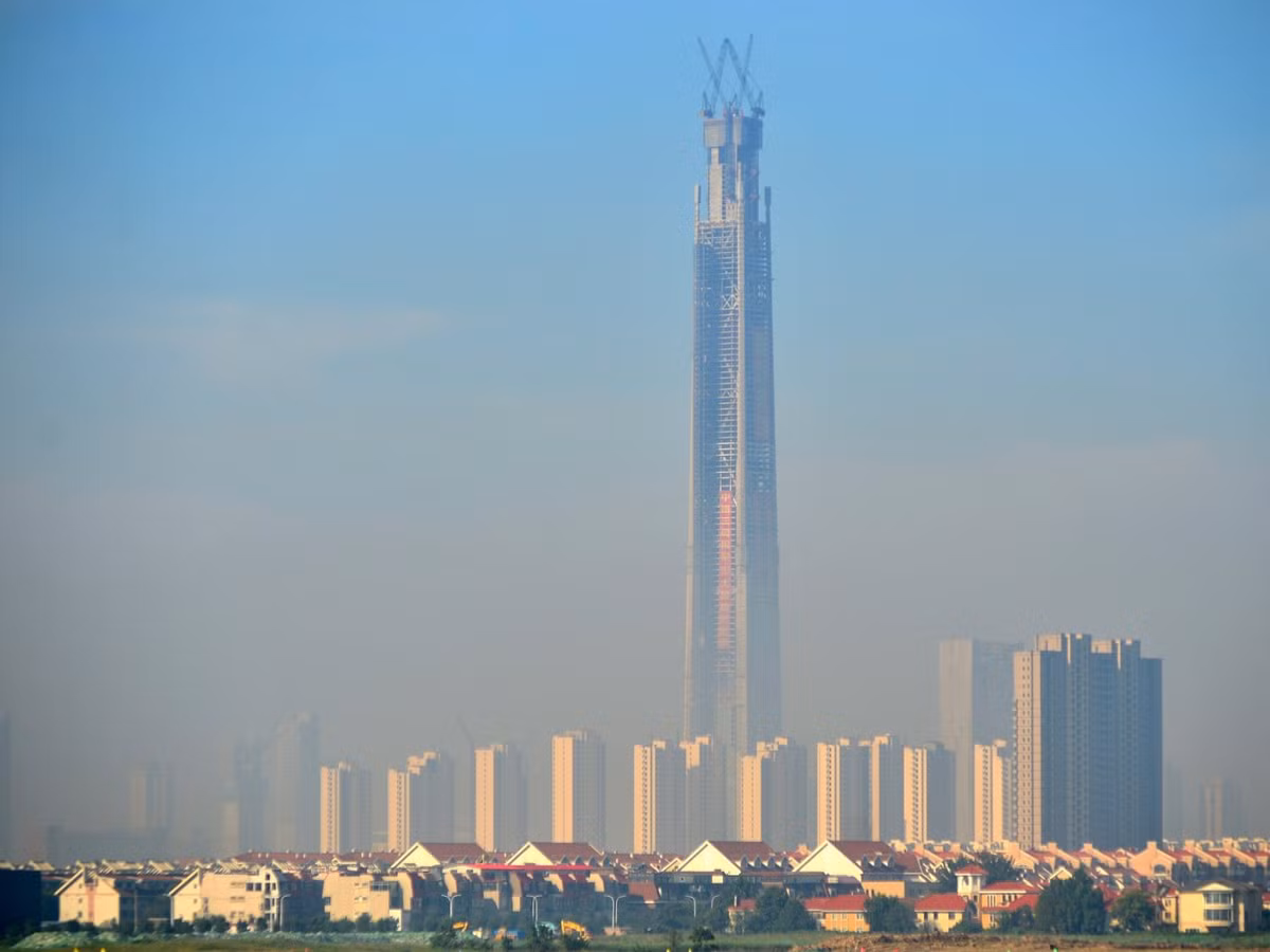 Goldin Finance 117 (còn gọi Tháp 117 Trung Quốc) cao 596 m, hoàn thành năm 2017 nhưng dự kiến đến 2021 mới mở cửa đón khách.