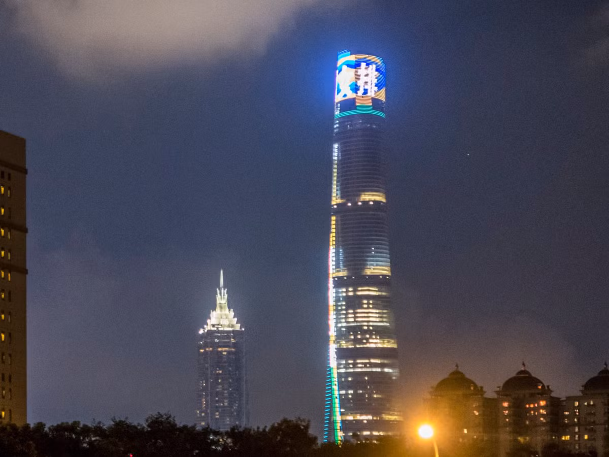 Tòa tháp Thượng Hải (Trung Quốc) xếp vị trí thứ 2 với chiều cao 631,8 m, 128 tầng. Đây là tòa nhà thiết kế rất thông minh với dạng thân xoắn, có khả năng giảm tối đa sức đẩy của gió.