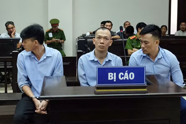 Nguoi dan ong bi 'dai ca' Ha thanh bat coc, danh dap ep tra no
