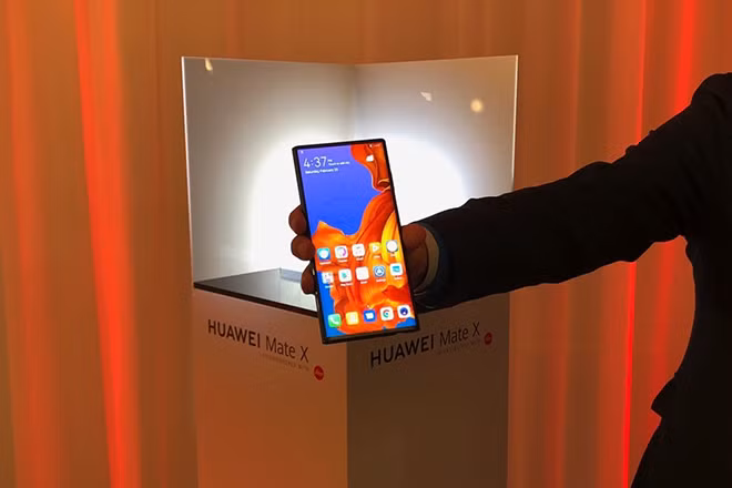 Huawei vua tiet lo chiec dien thoai co the gap lai tuyet dep-Hinh-2