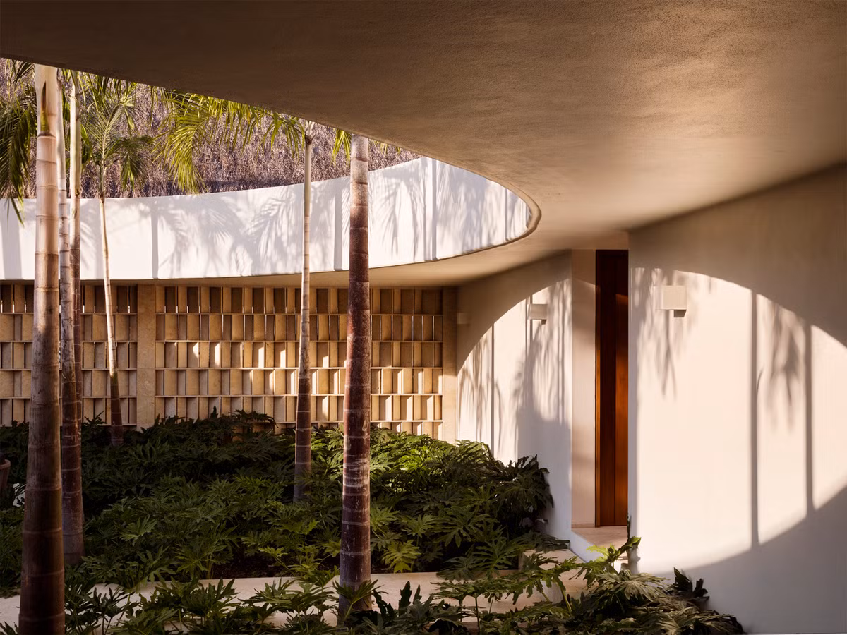 Mái nhà làm từ chất liệu composite giúp giảm thiếu tối đa việc hấp thụ bức xạ nhiệt từ mặt trời.