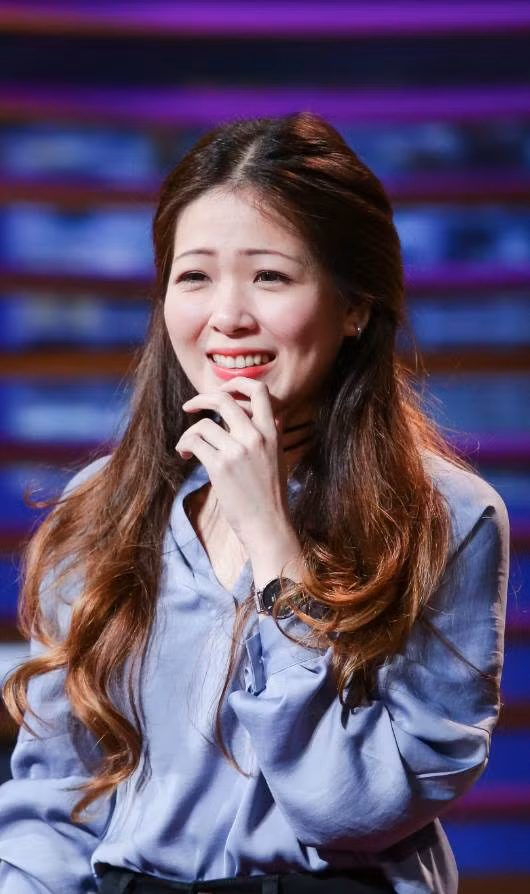 Đến với Shark Tank, Cathy Thảo Trần (Trần Phan Thanh Thảo, quê Phan Thiết) thu hút bởi nhan sắc nổi bật và cách chuyện tự tin, thể hiện mình là người bản lĩnh.