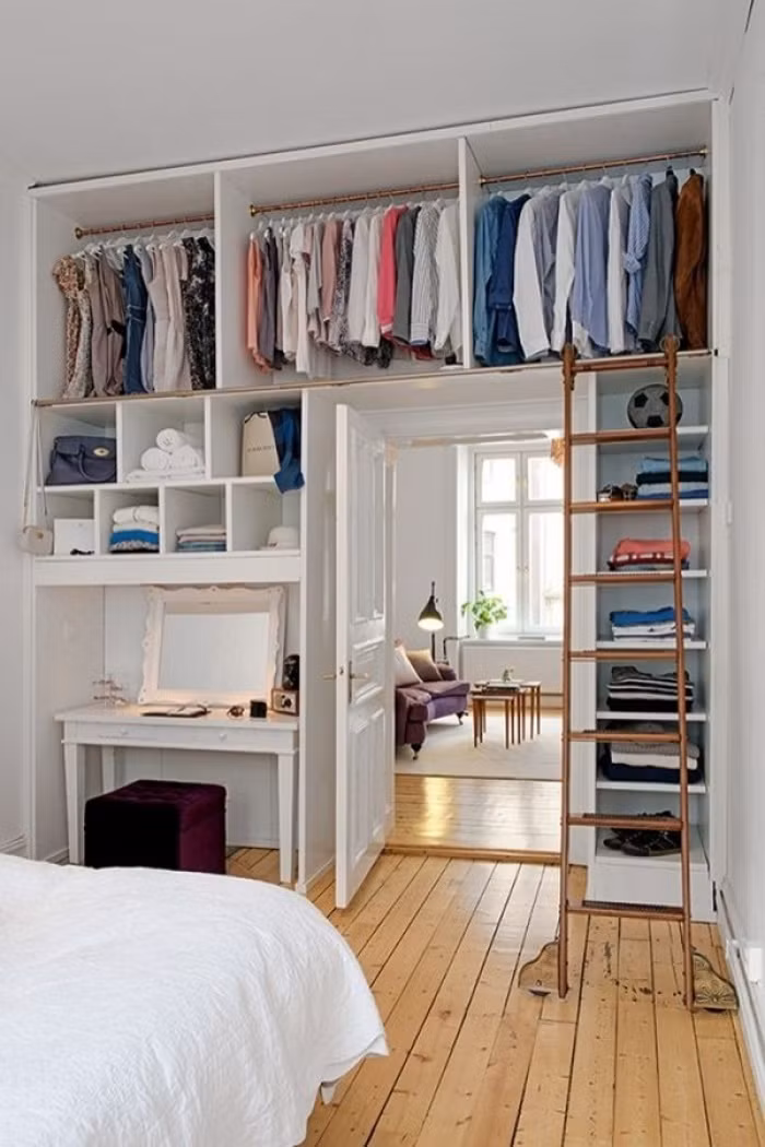 Móc treo không đồng bộ là nguyên nhân khiến phòng ngủ mất đi tính thẩm mỹ. Nguồn ảnh: Homedit.