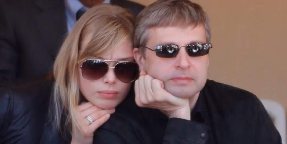 Sau cuộc chiến pháp lý kéo dài 6 năm, tỷ phú người Nga Dmitry Rybolovlev đã bị tòa án Thụy Sĩ yêu cầu trả hơn 4,5 tỷ USD cho vợ cũ. Vụ ly hôn này trở thành vụ ly hôn tốn kém nhất hành tinh tại thời điểm đó.