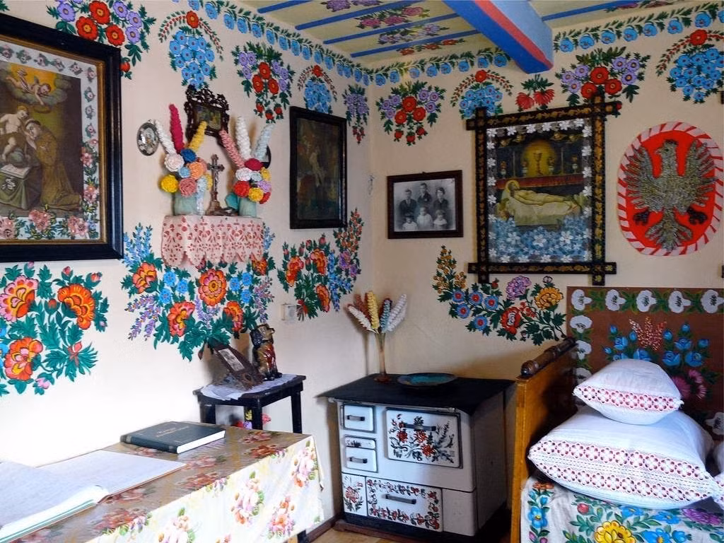 Người dân nơi đây còn thích trang trí ở trần nhà và nội thất.