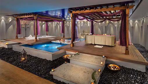 Đến với spa Jumeirah Zabeel Saray, du khách sẽ được trải nghiệm phong cách làm đẹp xa xỉ dành cho giới thượng lưu như đắp mặt nạ dưỡng da bằng vàng 24 carat, ngâm mình trong bồn tắm hoa hồng...Ảnh: Guff.