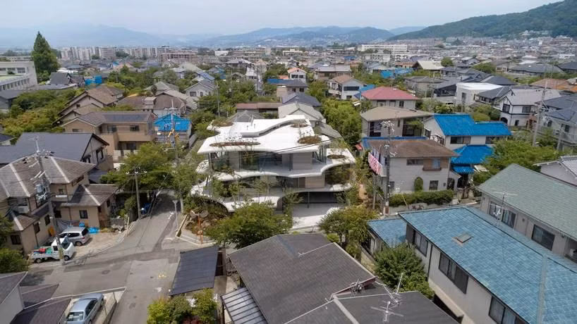 Nổi bật trong khu dân cư đông đúc ở thành phố Osaka (Nhật Bản), ngôi nhà 3 tầng Ground House giống như một khối bê tông lửng lơ được bao phủ bởi vườn cây xanh.