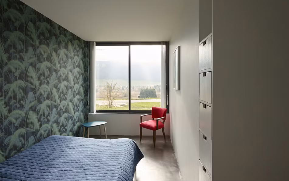 Phòng ngủ cũng có cửa sổ lớn ngắm cảnh thiên nhiên. Nguồn ảnh: Designboom.