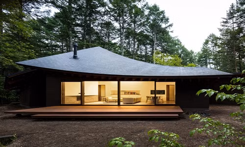 Nằm trong một khu rừng ở Karuizawa (quận Nagano, Nhật Bản), biệt thự có thiết kế tựa những chiếc lá rơi là nơi nghỉ dưỡng cho chủ nhà và bạn bè mỗi dịp cuối tuần.