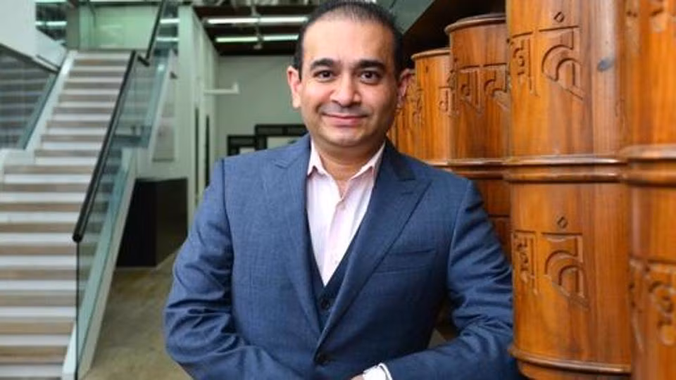 Trước đó, gia đình tỷ phú Nirav Modi đã có nhiều thế hệ kinh doanh kim cương. Trong đó, chú của Modi là M.Choksi, người đứng đầu Tập đoàn Gitanjali Group, sở hữu tới 4.000 cửa hàng bán đồ trang sức trên khắp Ấn Độ. Ảnh: Hindustan Times.