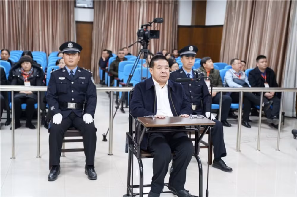 Quan tham giau so tien tham o khong lo o chuong ga, bep than, be nuoc