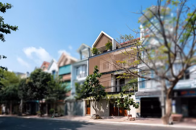 Gạch hoa gió hay hệ lam gỗ ngoài mặt tiền được xem là giải pháp phổ biến và hiệu quả. Ảnh: Archdaily.