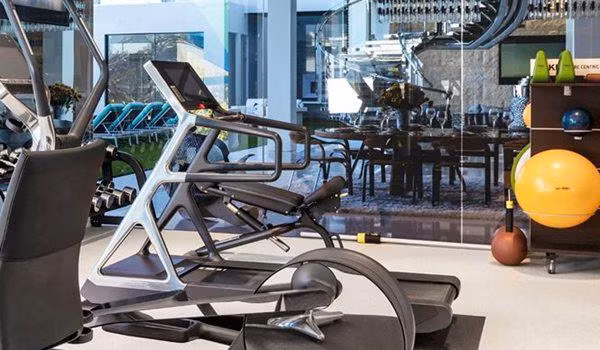 Bên cạnh những khu giải trí đặc sắc, biệt thự hạng sang còn sở hữu phòng tập thể dục với trang thiết bị hiện đại. Nguồn ảnh: CNN.