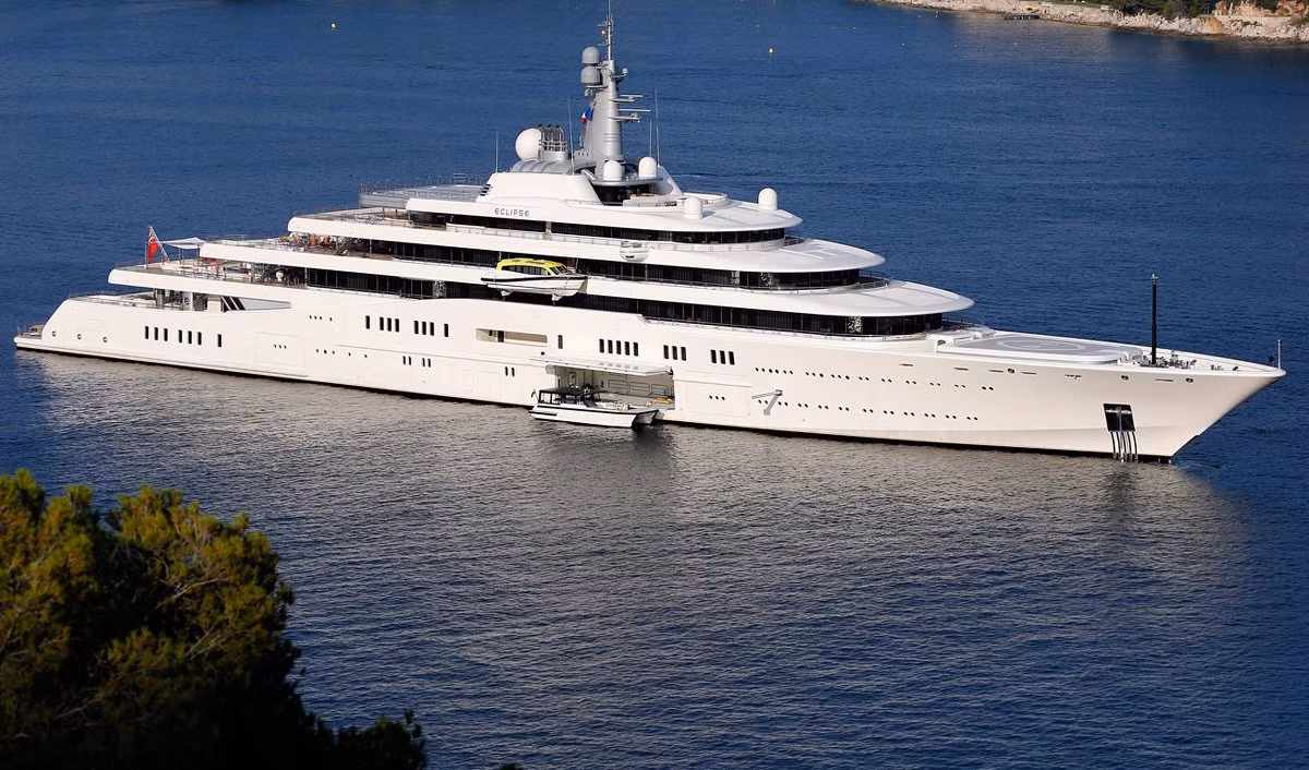 Tỷ phú người Nga Roman Abramovich là chủ sở hữu của Eclipse, chiếc du thuyền đắt thứ hai trên thế giới. Du thuyền trị giá khoảng 1,5 tỷ USD, có khả năng chìm tới 50m dưới nước.