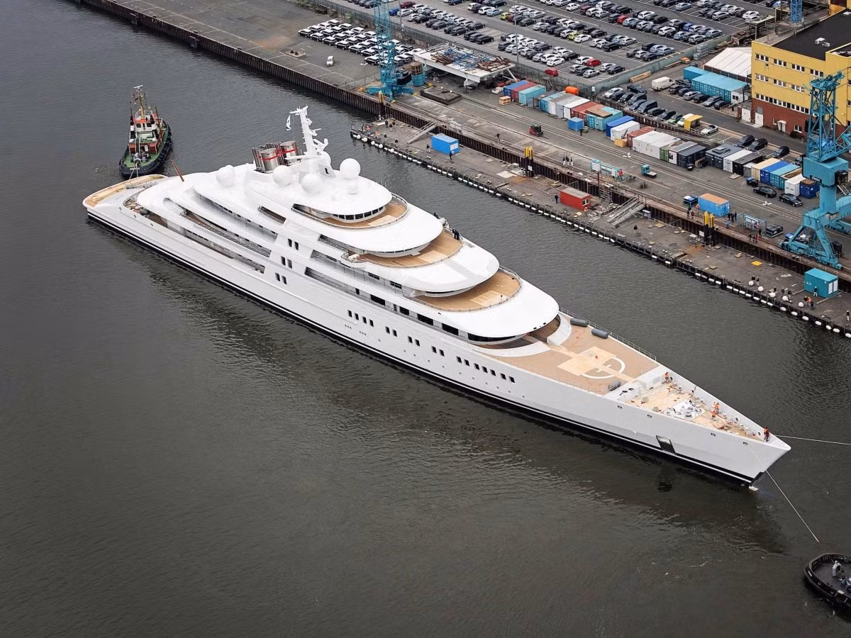 Azzam là siêu du thuyền lớn thứ 3 thế giới với trị giá 650 triệu USD. Đây cũng là du thuyền tư nhân lớn nhất thế giới, thuộc sở hữu của Sheikh Khalifa bin Zayed Al Nahyan, Chủ tịch các Tiểu vương quốc Ả Rập Thống nhất (UAE).