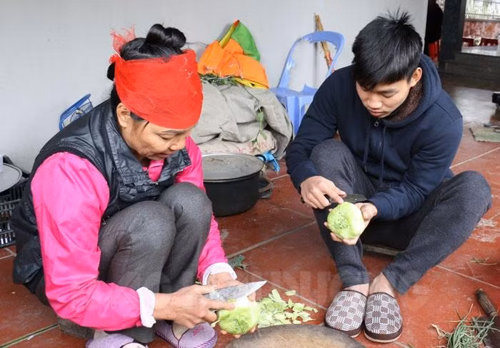Góc bếp đơn sơ - nơi hậu vệ Văn Thanh giúp mẹ chuẩn bị nấu ăn. Ảnh: Baohaiduong.