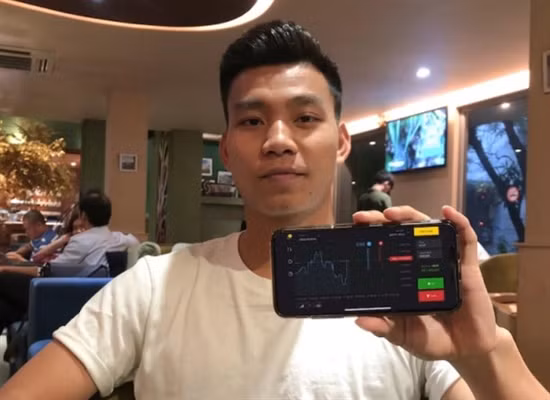 Mới đây, Văn Thanh gây chú ý vì từng quảng cáo cho Binomo, mô hình tiềm ẩn nhiều rủi ro tài chính, có điểm tương đồng với cờ bạc mà nhiều nước đã cảnh báo, hạn chế hoặc là cấm. Ảnh: Baovanhoa.