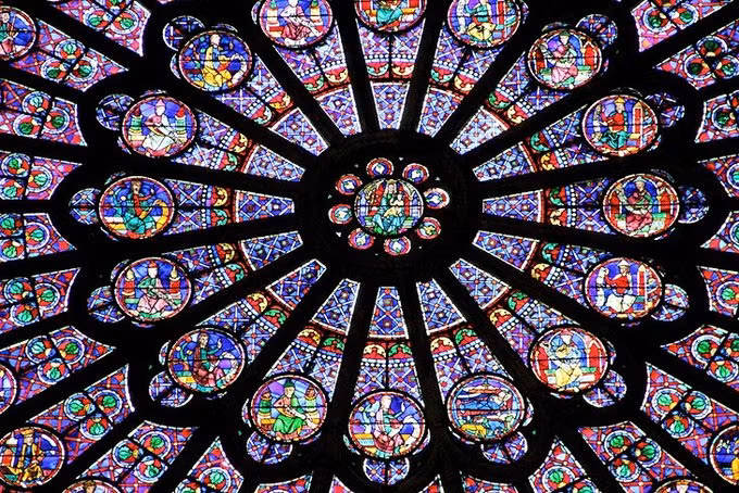 3 cửa sổ hoa hồng tại Nhà thờ Đức Bà Paris được xây dựng từ thế kỷ thứ 13 cũng là điểm thu hút du khách mỗi khi ghé thăm.